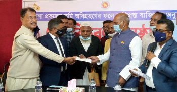 কলাপাড়ায় মেগা প্রকল্পের ভূমি অধিগ্রহনে ক্ষতিগ্রস্থদের মাঝে চেক বিতরন