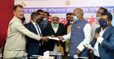 কলাপাড়ায় মেগা প্রকল্পের ভূমি অধিগ্রহনে ক্ষতিগ্রস্থদের মাঝে চেক বিতরন