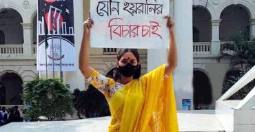 শিক্ষকের ‘যৌন হয়রানির’ বিচার চেয়ে একাই প্ল্যাকার্ড হাতে ছাত্রী