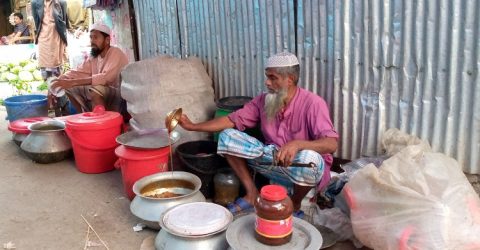 গোলের গুড়ের হাট বসেছে কলাপাড়ায়