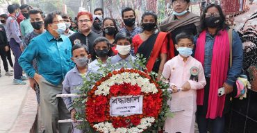 নারায়ণগঞ্জ বন্ধুসভার পুষ্পস্তবক অর্পণ