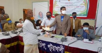 গলাচিপায় সামাজিক বনায়নে উপকারভোগীদের মাঝে লভ্যাংশের চেক বিতরণ