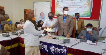 গলাচিপায় সামাজিক বনায়নে উপকারভোগীদের মাঝে লভ্যাংশের চেক বিতরণ