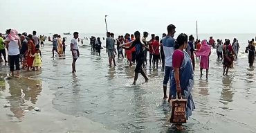 করোনার ঢেউ নেই: পর্যটকের পদচারনায় মুখর কুয়াকাটার সৈকত