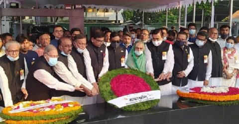 বঙ্গবন্ধুর প্রতিকৃতিতে আওয়ামী লীগসহ সর্বস্তরের মানুষের শ্রদ্ধা