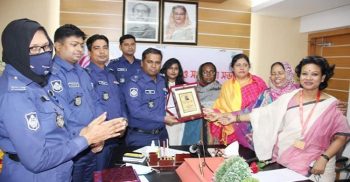 জীবন যুদ্ধে জয়ী নারী গ্রাম পুলিশ সদস্যকে সংবর্ধনা