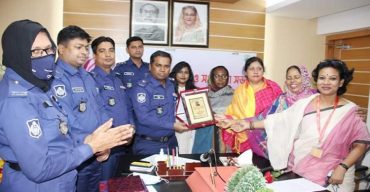 জীবন যুদ্ধে জয়ী নারী গ্রাম পুলিশ সদস্যকে সংবর্ধনা