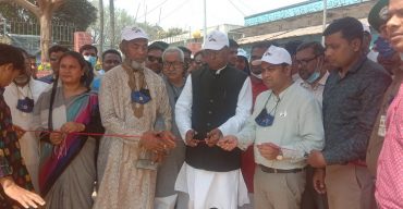 আত্রাইয়ে একএক করে গরু পড়ছে আর মরছে দিশেহারা খামারি