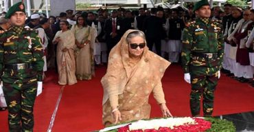 জন্মদিনে জাতির পিতার প্রতিকৃতিতে প্রধানমন্ত্রীর শ্রদ্ধা