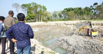 ফসলি জমিতে চলছে অবৈধভাবে বালু উত্তোলন, হুমকির মুখে এলাকাবাসি