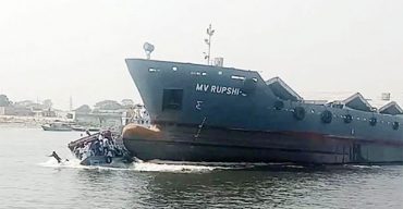 শীতলক্ষ্যায় ডোবা লঞ্চ উদ্ধারে যাচ্ছে প্রত্যয়