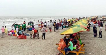 মহান স্বাধীনতা ও জতীয় দিবসে কুয়াকাটায় পর্যটকের ভীড়