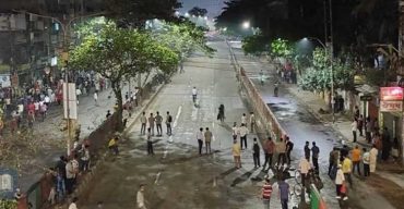 ঢাকা কলেজের সামনে সংঘর্ষ, হাতবোমা