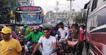 কুয়াকাটার মহাসড়কের দু’পাশে পার্কিং হচ্ছে বাস।। সৃষ্টি হচ্ছে যানজট।। ভোগান্তিতে পর্যটক