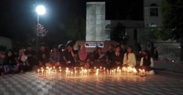 ২৫ মার্চ ভয়াল কাল রাত স্মরণে ঝিনাইদহে মোমবাতি প্রজ্জলন