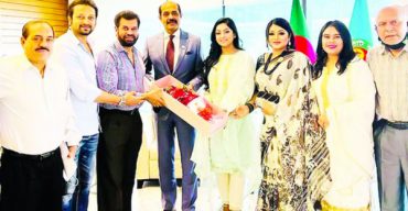 মেয়রের কাছে শিল্পীদের প্রাপ্তি