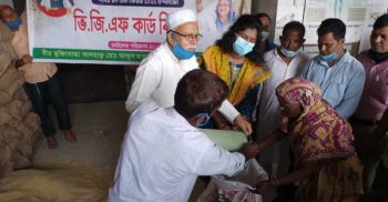 ঈশ্বরগঞ্জ পৌরসভায় ভিজিএফ কার্ডের চাল বিতরণ
