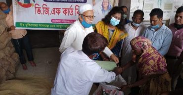 ঈশ্বরগঞ্জ পৌরসভায় ভিজিএফ কার্ডের চাল বিতরণ