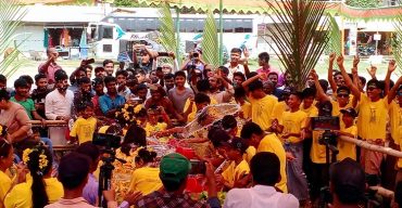 কুয়াকাটায় পানি খেলায় মেতে উঠেন তরুণ-তরুণীরা