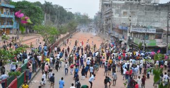 ক্যাম্পাসে রাবার বুলেট টিয়ার সেল নিক্ষেপ ৩০ শিক্ষার্থী আহত