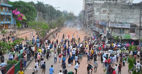 ক্যাম্পাসে রাবার বুলেট টিয়ার সেল নিক্ষেপ ৩০ শিক্ষার্থী আহত