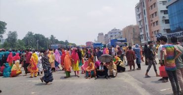বেতন-বোনাসের দাবিতে মিরপুর ও উত্তরায় পোশাক শ্রমিকদের সড়ক অবরোধ