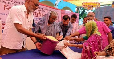 গাইবান্ধায় ঈদ উপলক্ষে ভিজিএফের চাল বিতরণ