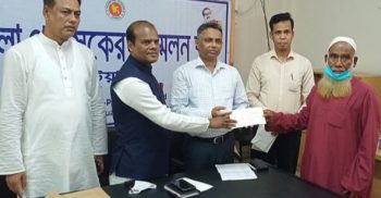 প্রধানমন্ত্রীর ত্রান তহবিল থেকে ১৭জনকে অনুদানের চেক প্রদান