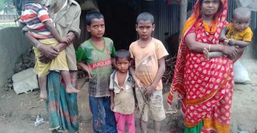 প্রতিবেশীদের বাড়িতে গিয়ে খাবার চায় শিশু দুটি, শিকলে বেঁধে রাখছেন মা–বাবা