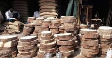 কোরবানির ঈদ আসলেই তেঁতুল কাঠের খাইট্টা বিক্রি করেন তোফাজ্জেল