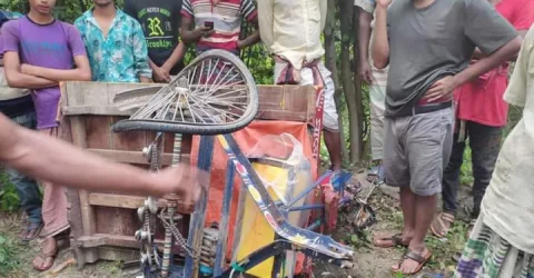 পাবনায় বাসের ধাক্কায় বাবা-ছেলেসহ নিহত ৩
