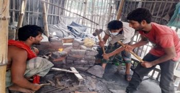 গলাচিপায় টুংটুাং শব্দে মুখর কামারপট্টি