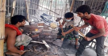 গলাচিপায় টুংটুাং শব্দে মুখর কামারপট্টি