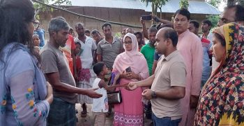 সাপাহারে ভয়াবহ অগ্নিকান্ডে ক্ষতিগ্রস্ত পরিবারের খোঁজখবর নিলেন ইউএনও