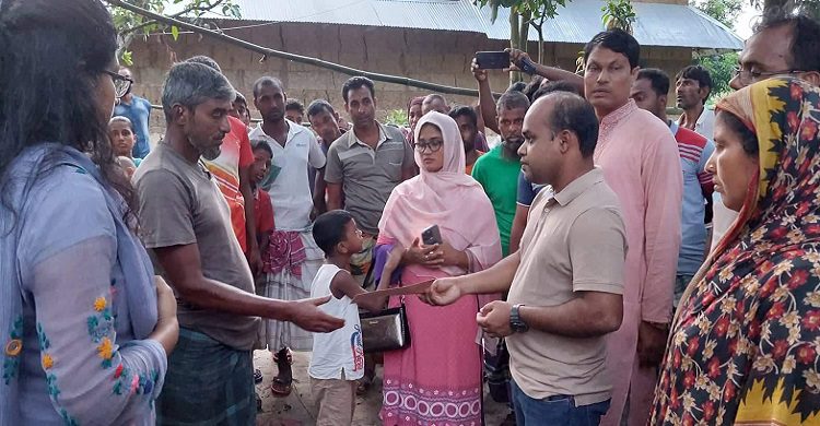 সাপাহারে ভয়াবহ অগ্নিকান্ডে ক্ষতিগ্রস্ত পরিবারের খোঁজখবর নিলেন ইউএনও