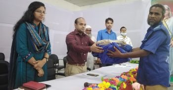 সাপাহারে গ্রাম পুলিশদের মাঝে পোশাক ও সরঞ্জামাদি বিতরণ