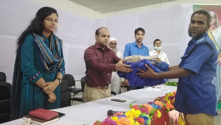 সাপাহারে গ্রাম পুলিশদের মাঝে পোশাক ও সরঞ্জামাদি বিতরণ