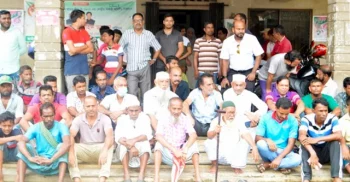 লোডশেডিংয়ের প্রতিবাদে বিদ্যুৎ অফিসে এলাকাবাসীর অবস্থান