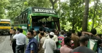 বাগেরহাটে নিয়ন্ত্রণ হারিয়ে গাছের সঙ্গে বাসের ধাক্কা, নিহত ২