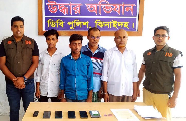 ঝিনাইদহে পুলিশ ক্লিয়ারেন্স জালিয়াতি চক্রের চার সদস্য গ্রেফতার