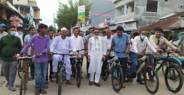 গাড়ির পরিবর্তে বাইসাইকেল ও হেঁটে অফিসে