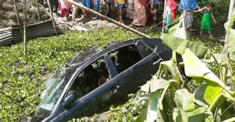 কুমিল্লায় প্রাইভেটকার খাদে পড়ে স্বামী-স্ত্রীসহ নিহত ৩