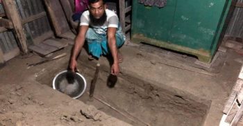 সংসার করবেন না স্ত্রী, ঘরের মধ্যে নিজের কবর খুঁড়লেন স্বামী!