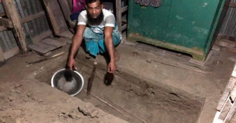 সংসার করবেন না স্ত্রী, ঘরের মধ্যে নিজের কবর খুঁড়লেন স্বামী!