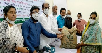 আগৈলঝাড়ায় প্রান্তিক চাষীদের মাঝে বিনামূল্যে আমন বীজ ও সার বিতরণ