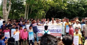 খেলার মাঠ রক্ষার দাবিতে নবীগঞ্জে ছাত্র/ছাত্রী ও গ্রামবাসীদের মানববন্ধন