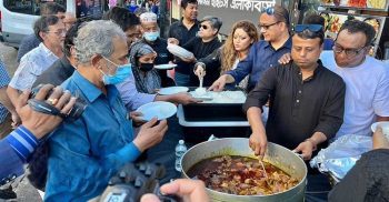 জাতীয় শোক দিবসে নিউ ইয়র্কের ‘জ্যাকসন হাইটস এলাকাবাসীর’ খাবার বিতরণ