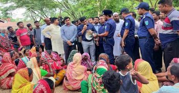 এটা নেতাদের ভাওতাভাজি ৩০০ টাকা মজুরির দাবীতে শ্রমিকরা ধর্মঘটে