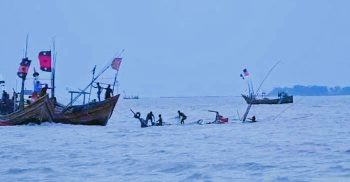 বঙ্গোপসাগরে ৫ ট্রলারডুবি খোঁজ মিলছে না ১৬ জেলের