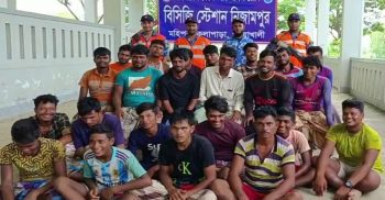 নিখোঁজ জেলেদের স্বজনদের ভিড় আড়ৎ ঘাটে কান্নায় ভারী হচ্ছে উপকূলের বাতাস